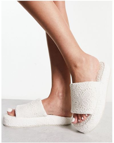Loungeable Pantuflas blancas tipo sandalia con suela gruesa y bordado inglés - Blanco