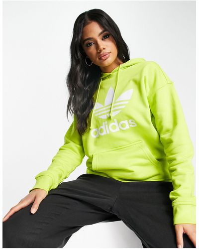 adidas Originals Sudadera color con capucha y logo grande - Amarillo