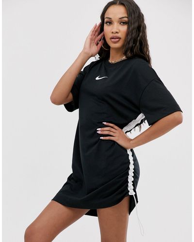Nike – T-Shirt-Kleid mit gerafften Seiten und Logo - Schwarz