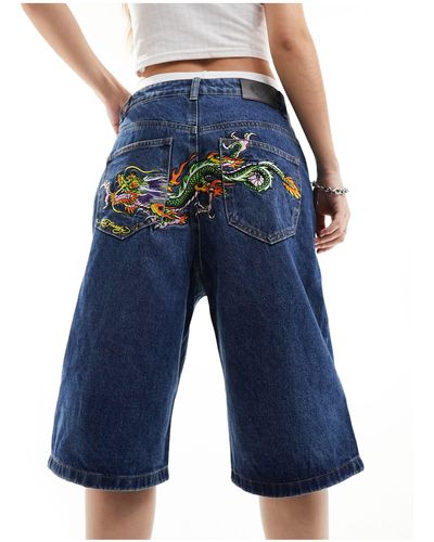 Ed Hardy Pantaloncini di jeans comodi taglio lungo indaco con dragone sul fondo schiena - Blu