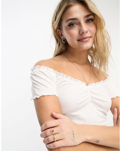 Monki Top Met Aangerimpeld Detail En Blote Schouders - Bruin