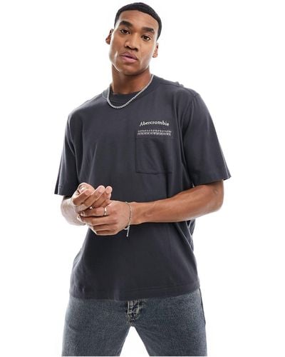 Abercrombie & Fitch T-shirt antracite con logo ricamato sulla tasca e stampa fantasia sul retro - Blu