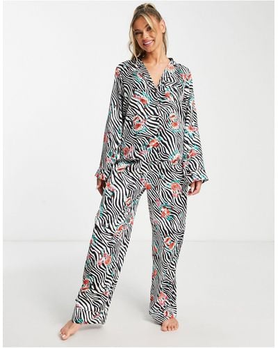 ASOS – pyjama mit hemd und hose aus satin mit blumen-animal-print - Weiß