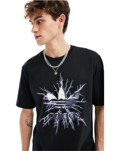 adidas Originals T-shirt nera e argento con grafica di elettricità - Nero