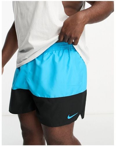 Nike Plus – volley-badeshorts mit blockfarbendesign - Blau
