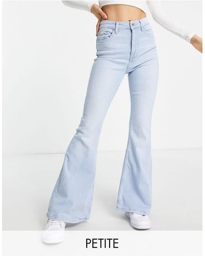 Bershka Petite - Minimalistische Flare-jeans - Blauw