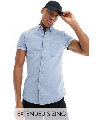 ASOS Camicia di jeans con colletto button-down e maniche risvoltate slim lavaggio chiaro - Blu