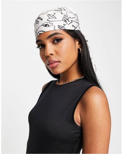 ASOS Grote Hoofddoek Van Polysatijn Met Gezichtenprint - Zwart