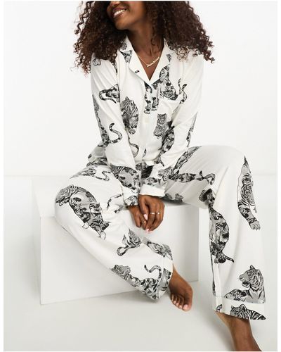 Chelsea Peers Exclusive - pyjama à manches longues avec pantalon en coton à imprimé tigre lotus - crème - Gris