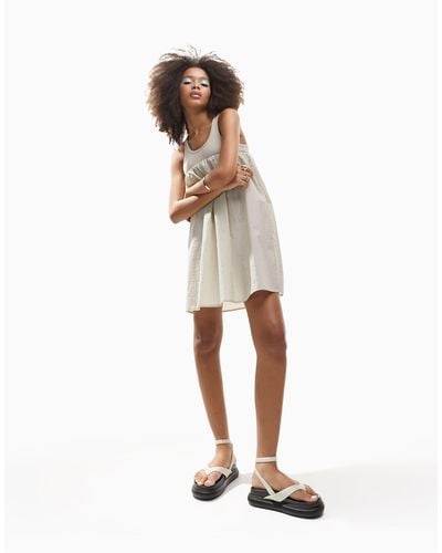 ASOS Vestido corto color amplio con diseño 2 en 1, falda abullonada y cuello - Blanco