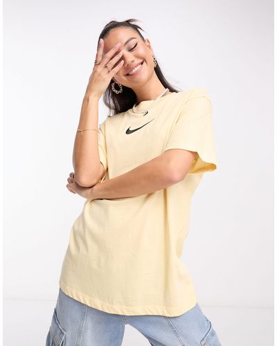 Nike T-shirt boyfriend à petit logo moyen - vanille pâle - Neutre