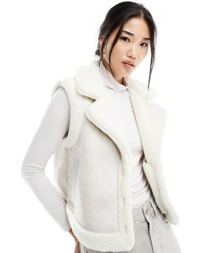 Hollister Faux Shearling Gilet With Sherpa Lining And Pockets - White