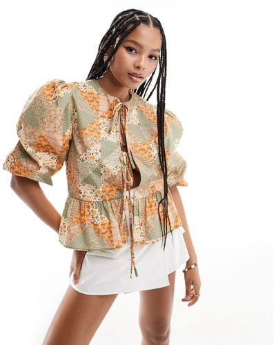 ASOS – bluse aus baumwoll-popeline mit patchwork-print, binde-details und schößchen - Mehrfarbig