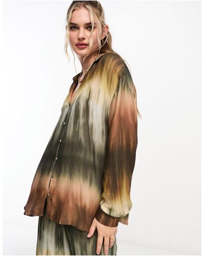 Pull&Bear – oversize-hemd mit em batikmuster mit farbverlauf, kombiteil - Mehrfarbig