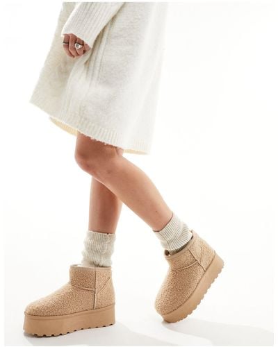 Truffle Collection – ankle-boots aus hellbraunem teddyfell mit flacher plateausohle - Weiß