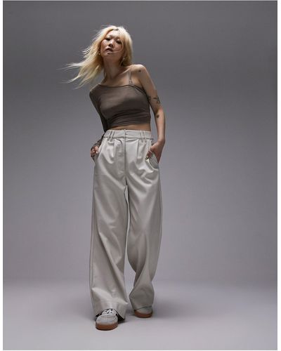 Topshop Unique Pantalon ajusté ultra ample en similicuir - écru - Gris