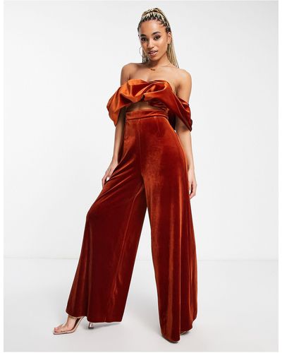 ASOS – schulterfreier samt-jumpsuit - Rot