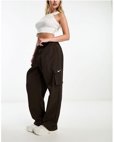 Nike Pantalon cargo tissé à mini logo virgule - marron baroque - Blanc