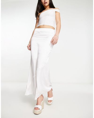 NA-KD X chloe schuterman - jupe longue en satin avec coutures visibles - Blanc