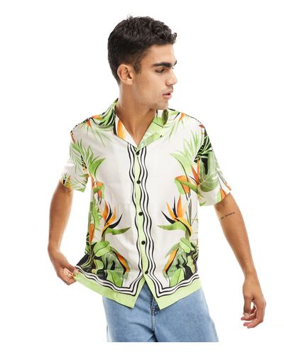 River Island Camisa con estampado posicional tropical - Blanco