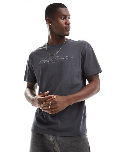 Hollister T-shirt vestibilità comoda nera con logo ricamato tono su tono - Blu
