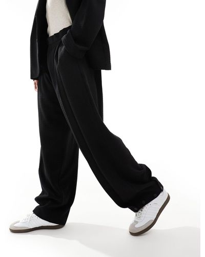 ASOS – elegante, weit geschnittene anzughose aus em seersucker mit weicher haptik - Schwarz