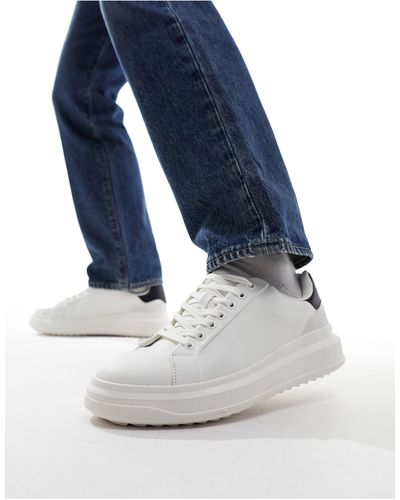 Bershka Sneakers bianche con suola spessa e linguetta sul tallone a contrasto - Blu