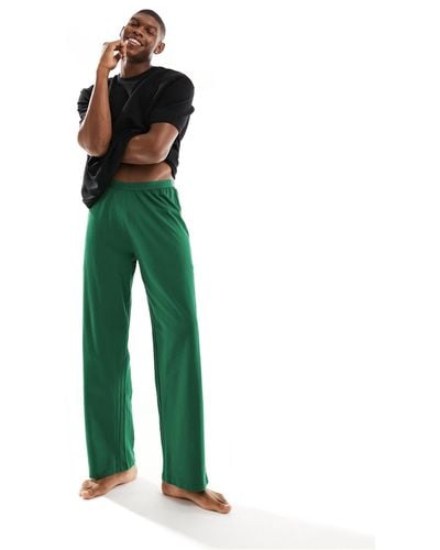 ASOS – pyjama mit em t-shirt und grüner hose mit waffelstruktur