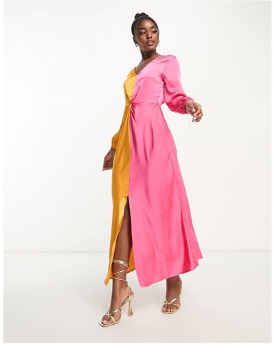 Monki – langärmliges, gerafftes maxikleid aus satin mit em blockfarbendesign vorne - Pink