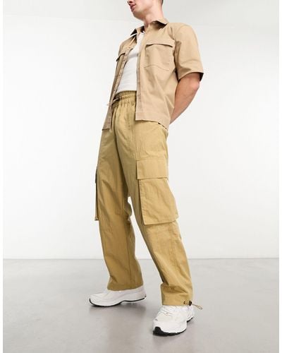 ASOS Pantalon cargo ample en nylon à taille élastique - beige - Neutre