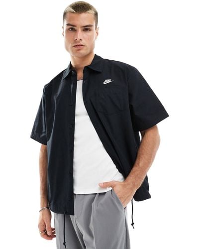 Nike – club – kurzärmliges hemd aus webstoff - Blau
