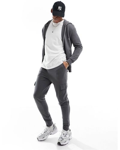 ASOS Survêtement ajusté composé d'un sweat à capuche et d'un jogger cargo ajusté - noir délavé - Blanc