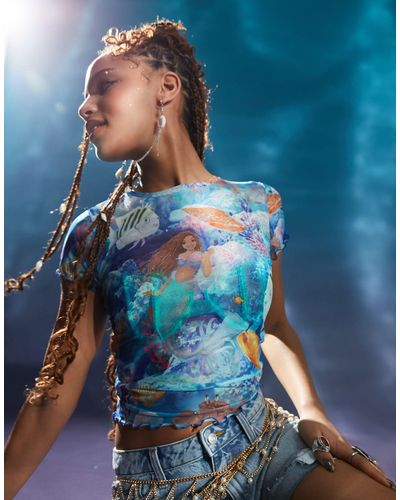 ASOS – the little mermaid – knapp geschnittenes netzstoff-t-shirt mit lizenziertem grafik-printmuster - Blau