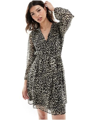 ONLY Robe babydoll courte à imprimé léopard avec col en v et taille nouée - Multicolore