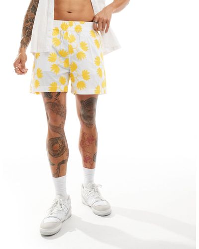 ASOS Pantaloncini ampi bianchi con ricami floreali gialli - Giallo