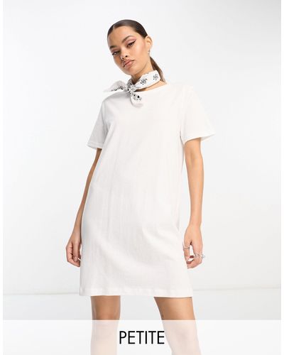 Only Petite Vestido corto blanco estilo camiseta