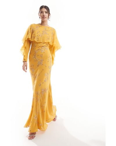 ASOS Modesty - robe longue ornementée coupée en biais à manches longues et volants avec détail cape - moutarde - Métallisé