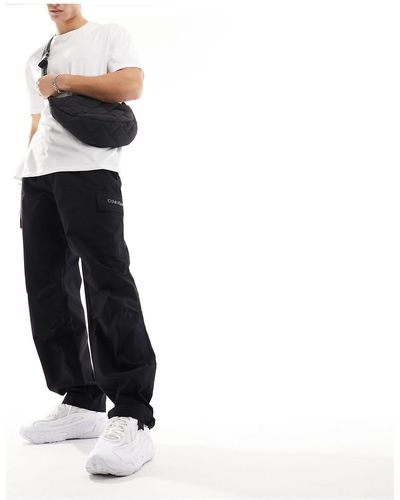 Calvin Klein Pantalones cargo negros básicos - Blanco
