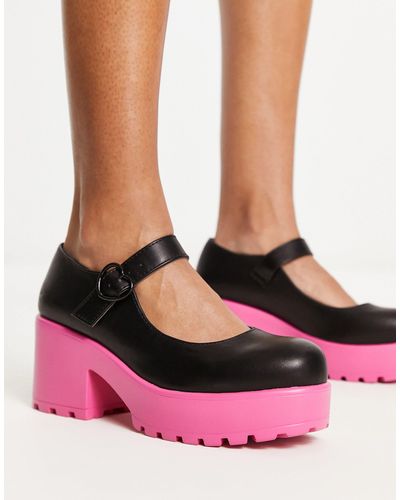 Koi Footwear Zapatos negros estilo merceditas con suela rosa tira sticky secrets