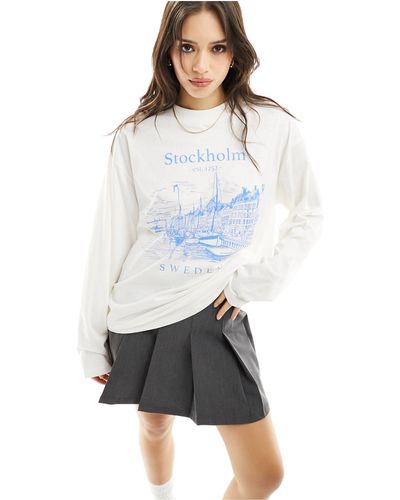 ASOS T-shirt stile skater a maniche lunghe color crema con grafica di stoccolma - Bianco