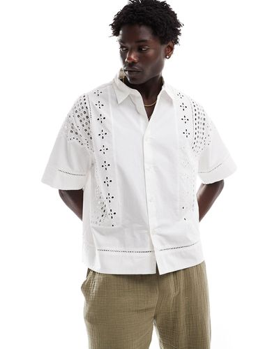 Bershka – es hemd mit stickerei-detail - Weiß