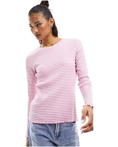 SELECTED Femme - t-shirt côtelé à manches longues avec bords ondulés - blanc et rose à rayures