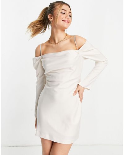 Forever New – minikleid aus satin mit drapiertem schulterfreiem design - Weiß