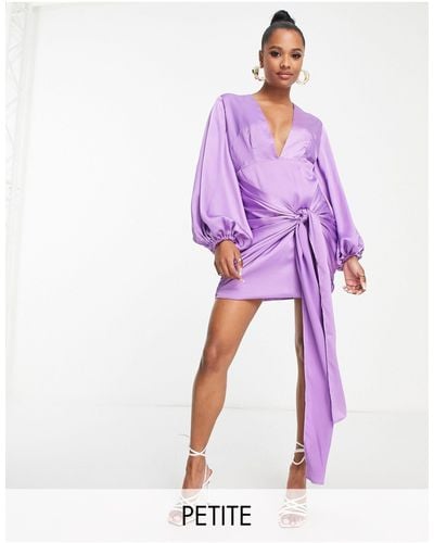Collective The Label Exclusivité - robe courte en satin nouée devant à décolleté plongeant - Violet
