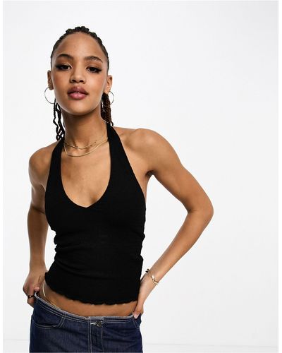 Monki Top texturizado con cuelo halter y bajo ondulado - Negro