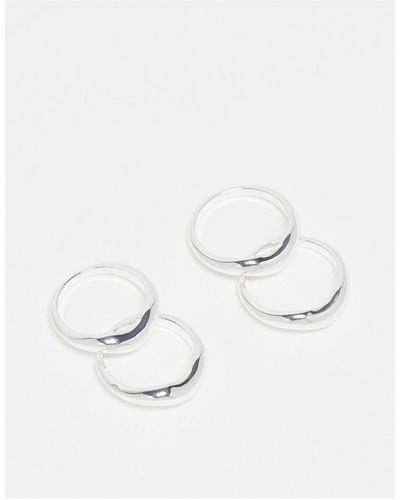 TOPSHOP Remy - confezione da 4 anelli placcati con design a forcella effetto metallo fuso - Bianco