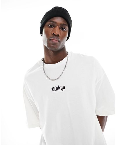 ADPT T-shirt oversize bianca con ricamo di città sul petto - Bianco