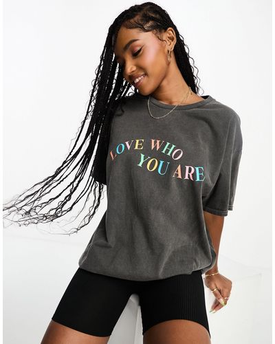 In The Style Exclusives - T-shirt Met 'love Who You Are' Opdruk - Zwart