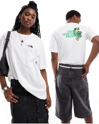 The North Face Camiseta blanca extragrande con estampado en la espalda expedition stickers exclusiva en asos - Blanco