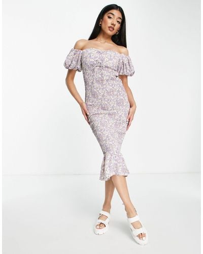 Love Triangle Vestido midi lila con estampado floral, diseño fruncido y mangas abullonadas - Morado